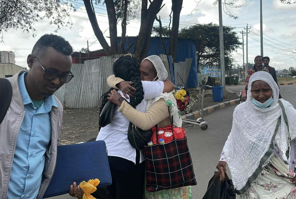 Passasjerer som ankommer den etiopiske hovedstaden Addis Abeba fra Tigray-regionen nord i landet, bir møtt av slektninger. Etter at en fredsavtale mellom etiopiske myndigheter og regjeringen i Tigray ble inngått i november, er kommersielle flyvninger mellom de to gjenopptatt. Foto: AFP / NTB