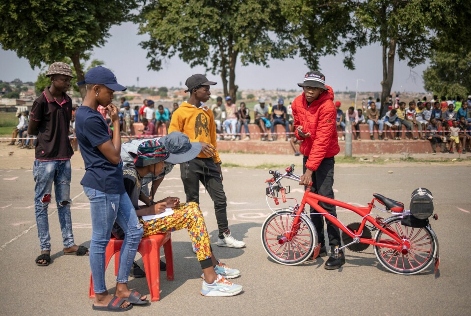 Soweto Street Fighters, en gruppe ungdom fra townshipen Soweto i Sør-Afrika, konkurrerer om å ha den flotteste sykkelen, den beste msuikken og det feteste stuntet. Foto: Michele Spatari / AFP / NTB