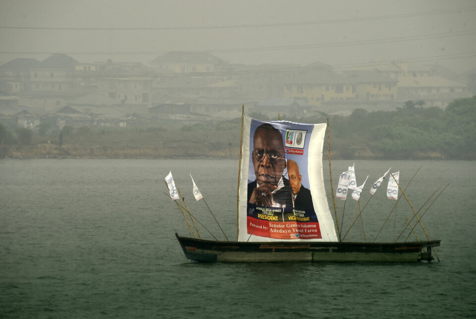 Lørdag er det duket for valg i Nigeria, Afrikas mest folkerike land, og unge velgere kan være med på å gi landet en ny kurs. Her: Et banner med regjeringspartiet APCs kandidat, Bola Tinubu – og hans medkandidat Kashim Settima – på en båt utenfor Lagos. Foto: Pius Utomi Ekpei / AFP / NTB