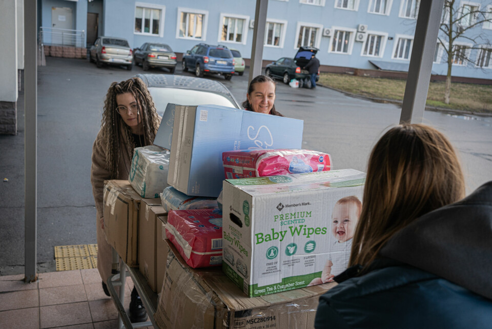 I tillegg til å besøke aldershjem leverer Yulia Karpova og andre frivillige utstyr som bleier og våtservietter til en rekke krisesentre.