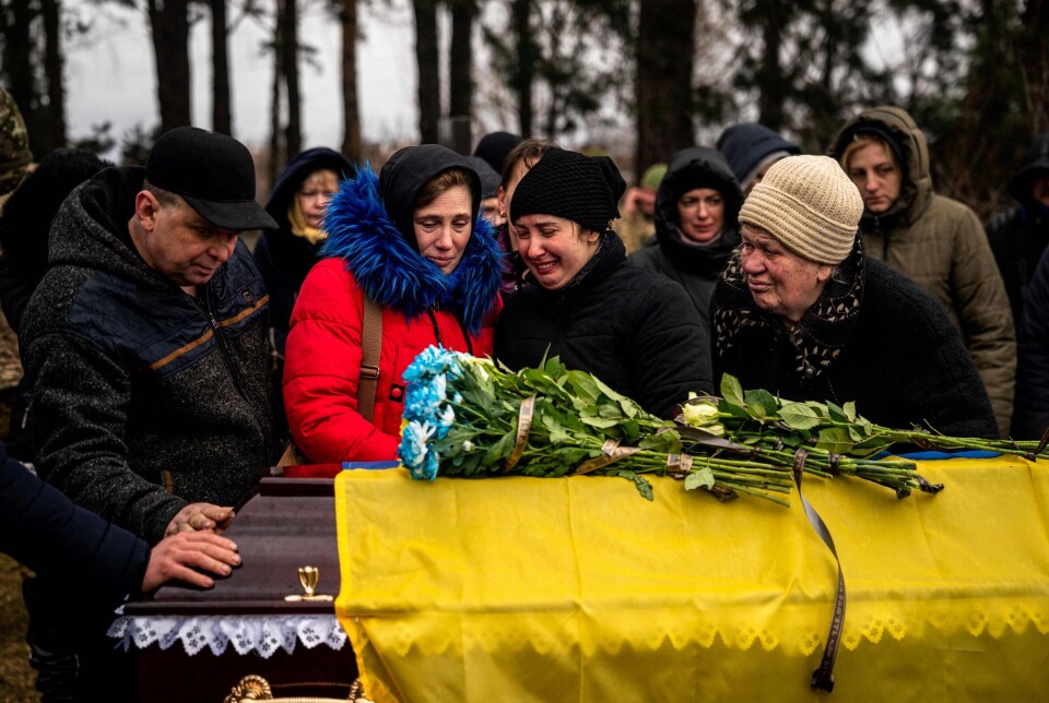 Slektninger sørget i begravelsen til den ukrainske tjenestemannen Yurii Kulyk tirsdag denne uken. Han ble drept i Kalynivka, i Donetsk-fylke, bare 27 år gammel. Foto: Dimitar Dilkoff / AFP / NTB