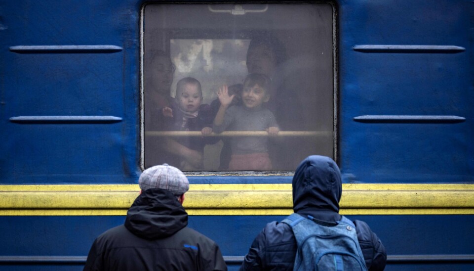 To barn vinket til slekningene utenfor togstasjonen i Kramatorsk i Donbass 4 .april 2022. Foto: Fadel Senna / AFP/ NTB