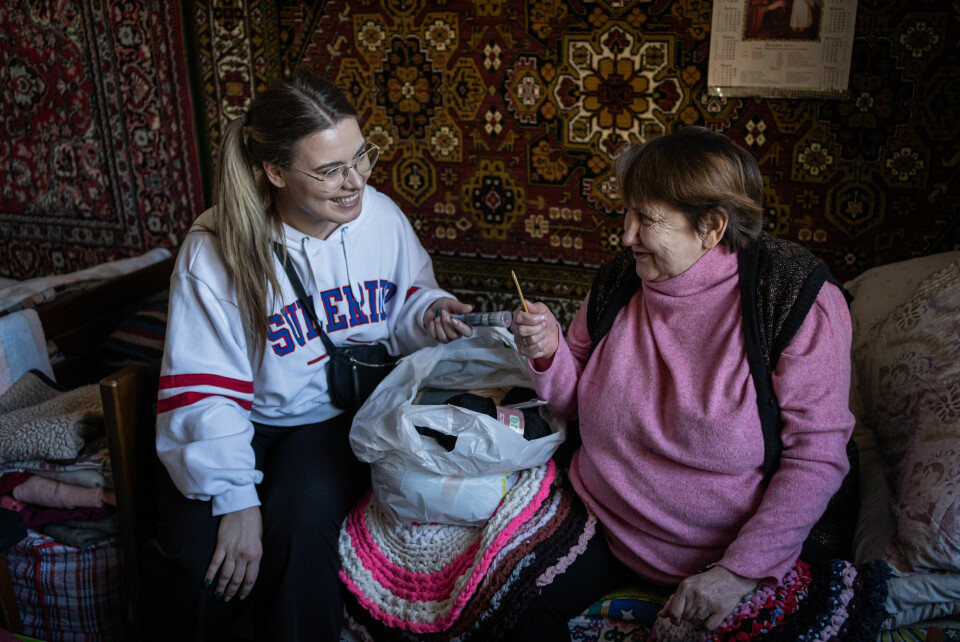Flere av beboerne på aldershjemmet fleiper seg imellom om at de er Yulia Karpovas bestemødre. Her er Karpova sammen med Valentina (75).