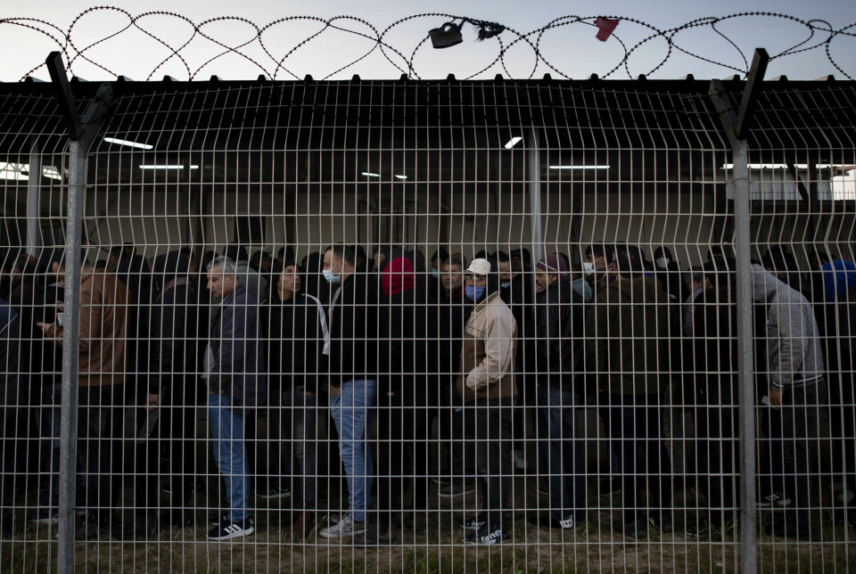 Palestinske dagarbeidere står i kø for å krysse grensa mellom Gaza og Israel. – Med Israels stadige utvidelser av ulovlige bosetninger på palestinsk land beveger området seg mot en énstatsrealitet, uten like rettigheter for begge folk, sier utenriksminister Anniken Huitfeldt. Foto: Khalil Hamra / AP / NTB