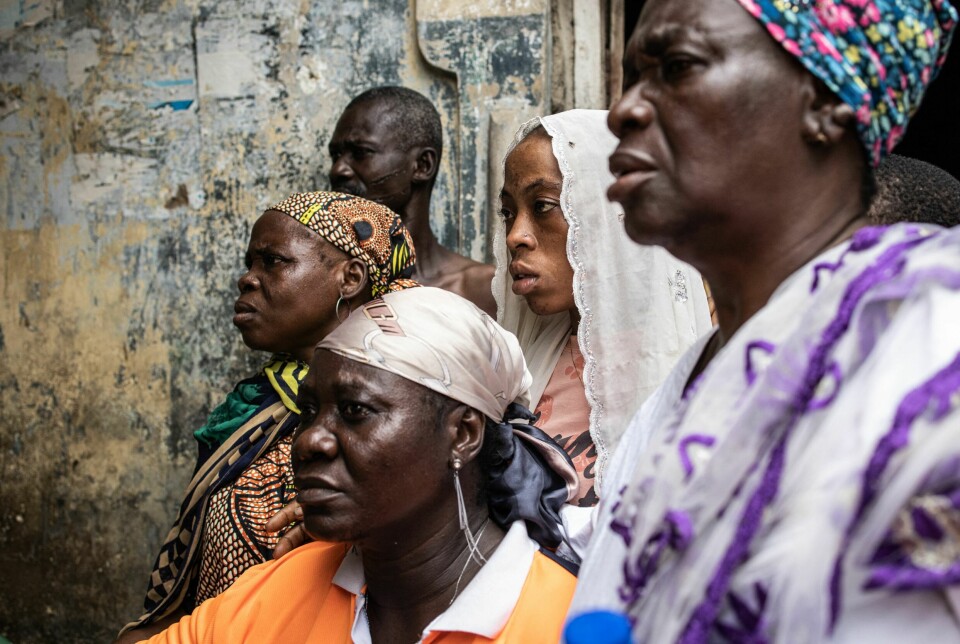 Folk så på at stemmer ble talt opp i et valglokale i Alimosho, Lagos, under valget i Nigeria forrige helg. Foto: John Wessels / AFP / NTB / Frontfoto: Francis Kokoroko / Reuters / NTB