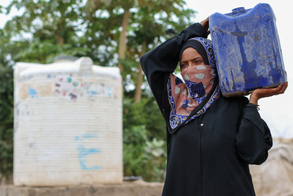 – Før krigen hadde vi vann i krana. Nå tilbringer jeg mesteparten av dagen i vannkø, sier 29 år gamle Entesar Kulaib til Flyktninghjelpen. Ifølge den norske organisasjonen bidrar mangel på rent drikkevann til at mange pådrar seg vannbårne sykdommer som kolera og dysenteri. Etter åtte år med krig, viser ferske anslag fra FN at om lag 15 millioner jemenitter mangler tilgang til rent vann.