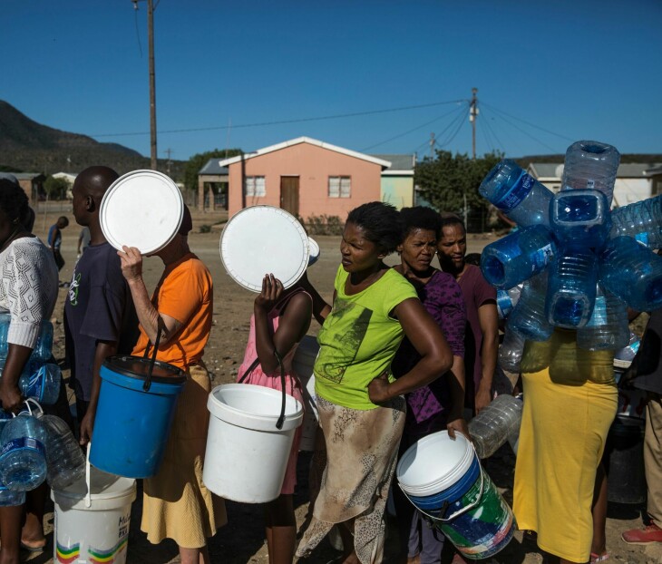 Sør-Afrika, som stadig opplever vannmangel, var ett av landene hvor den mye kritiserte PlayPump-teknologien ble tatt i bruk tidlig på 2000-tallet. Bildet viser folk som står i kø for å få vann i Adelaide, Sør-Afrika.