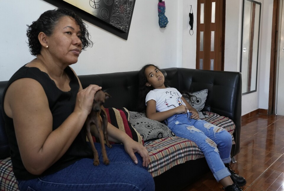 Francys Brito forsøker å beskytte datteren Valerie Torres (10) fra Venezuelas krise, men hun forstår den bedre enn de voksne tror. Foto: Ariana Cubillos / AP / NTB