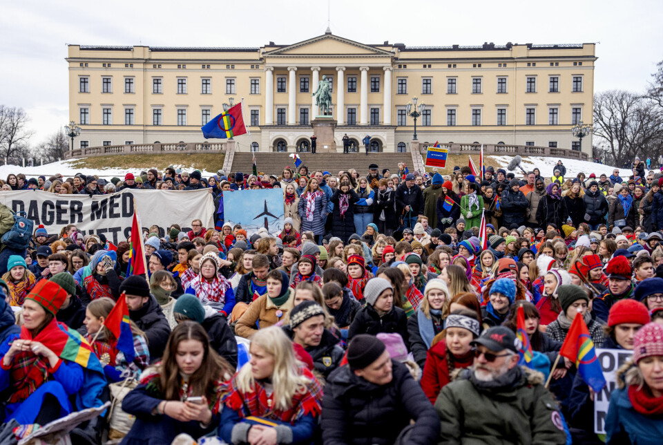 Aksjonistene som i over en uke har protestert i Oslo mot vindturbinene på Fosen, avsluttet aksjonen med en markering foran Slottet før helgen. Foto: Javad Parsa / NTB