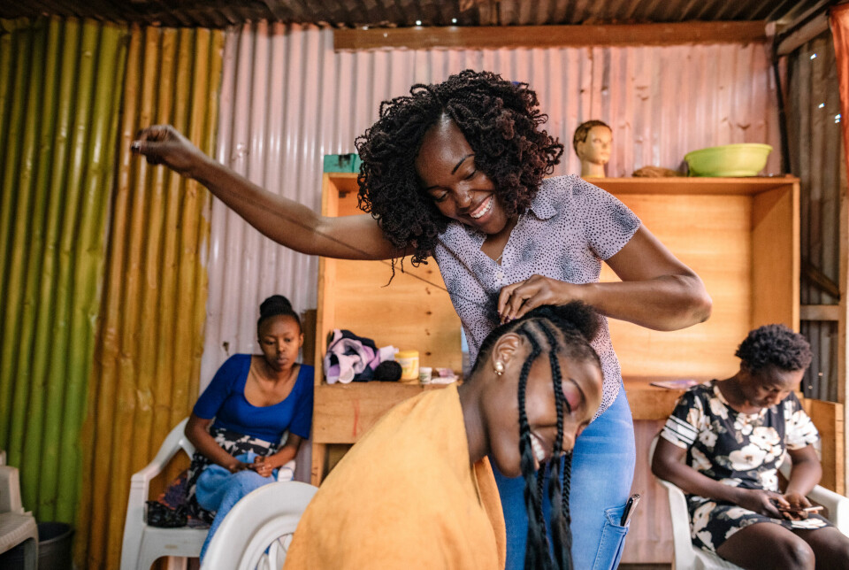 Når Judy Chemitei (21) besøker Joan Mutheus (26) lille frisørsalong i utkanten av Nairobi, får ofte også Kenyas maktelite en overhaling. Begge har mistet troen på at Kenyas politikere skal bidra til fremskritt – og har engasjert seg for å endre samfunnet.