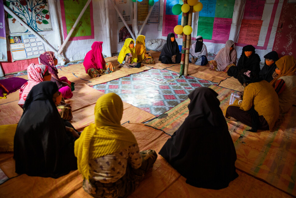 FNs befolkningsfond har satt opp en rekke telt hvor rohingya-kvinner kan møtes. I Mukti Women Friendly Space leker barna i lekeapparater utenfor, mens mødrene kan delta på ulike veiledningsøkter. Her diskuterer en gruppe kvinner barneekteskap, men det er også en saksbehandler for kvinner rammet av kjønnsbasert vold i lokalene, samt en jordmor som tilbyr veiledning.
