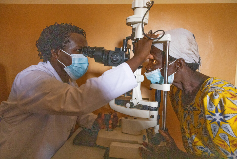 Gladys Atto undersøker alle pasienter på sykehuset før de blir sendt på videre oppfølging og eventuell operasjon. I løpet av en uke utfører hun hundrevis av synskontroller og rundt 100 operasjoner.