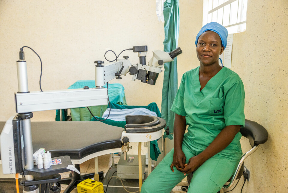 Gladys Atto (35) er den eneste øyelegen i den fjerntliggende regionen Karamoja i det nordøstlige Uganda. Siden 2018 har hun vært ansatt ved sykehuset i byen Moroto og har gjort over 7000 øyeoperasjoner på pasienter som ellers aldri ville fått hjelp.