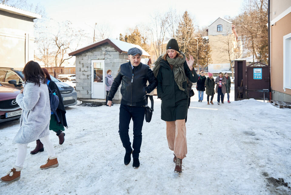 SOS-barnebyer Norges generalsekretær Sissel Aarak (til høyre) i samtale med den ukrainske søsterorganisasjonens nasjonaldirektør Serhii Lukashov. Bildet er fra byen Lviv under Aaraks besøk til Ukraina i februar i år. Foto: Roksolyana Trush