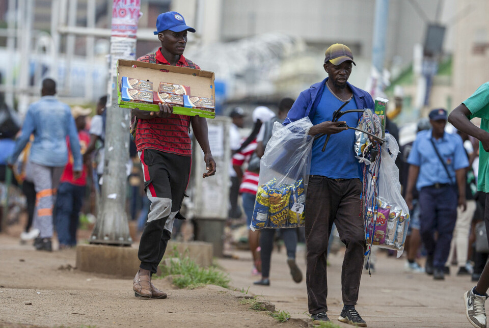 Iført blå caps og en rød golf T-skjorte er Munyaradzi Mavhunga i gang med å selge kjeks langs de travle gatene i Zimbabwes hovedstad Harare. I løpet av en lang arbeidsdag lan den IT-utdannede 29-åringen tjene rundt femti kroner.