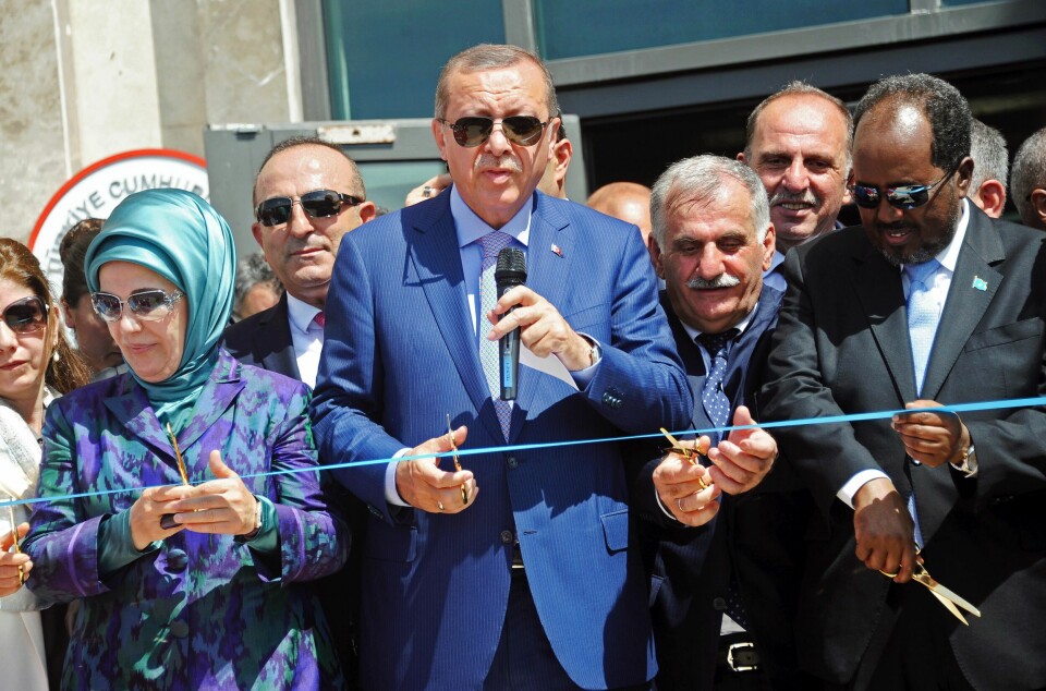 Tyrkias bistand har økt kraftig det siste tiåret og Tyrkia gir blant annet mye hjelp til Somalia. Her åpner president Erdogan Tyrkias ambassade i Mogadishu i 2016.