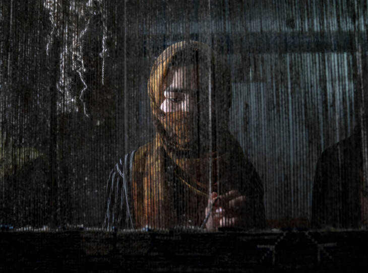 Afghanistan er landet i verden der kvinner er mest undertrykte, ifølge FN-lederen i landet. Bildet viser en afghansk kvinne som vever et teppe i en fabrikk i Kabul 6. mars 2023.