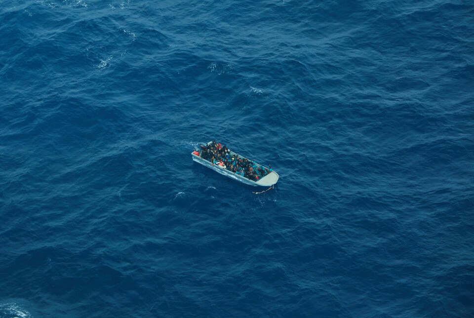 Dette bildet levert av den tyske humanitære organisasjonen Sea-watch viser en båt med en gruppe migranter i nød i det sørlige Middelhavet 11. mars i år. 30 migranter ble meldt savnet og 17 ble reddet rundt 100 nautiske mil fra Libyas kyst etter at båten kantret.