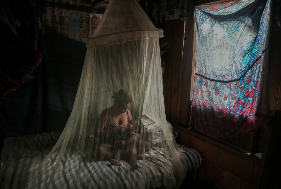 Satere-Mawe (36) ammer sønnen Jone Tavares (2) i Amazonas, Brasil, hvor myggnett er et tiltak mot denguefeber. For å få til gode og effektive bistandsprogrammer og -tiltak må vi tørre å ta flere viktige debatter, mener Jon Frydenborg.