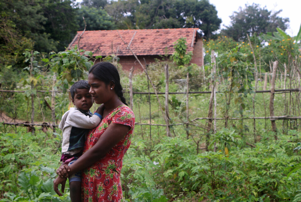 Rani (21) bor med ektemannen og datteren Devi (2) i et lite jordbrukssamfunn i Northern Province, en av Sri Lankas fattigste områder. Den økonomiske krisen i landet har gjort hverdagen for familien tøffere, og familien har måttet kutte ned på antall måltider. Nå overlever de på ris og grønnsaker de selv dyrker. – Vi har ikke spist kjøtt eller fisk på over tre måneder, sier Rani.