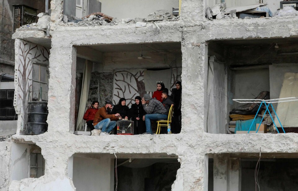 Ali al-Bash og familiemedlemmer drikker kaffe i sin ødelagte leilighet i al-Masharqa i Aleppo 21. februar. Minst 50 000 har angivelig mistet livet som følge av jordskjelvene i Tyrkia og Syria, ifølge FN.
