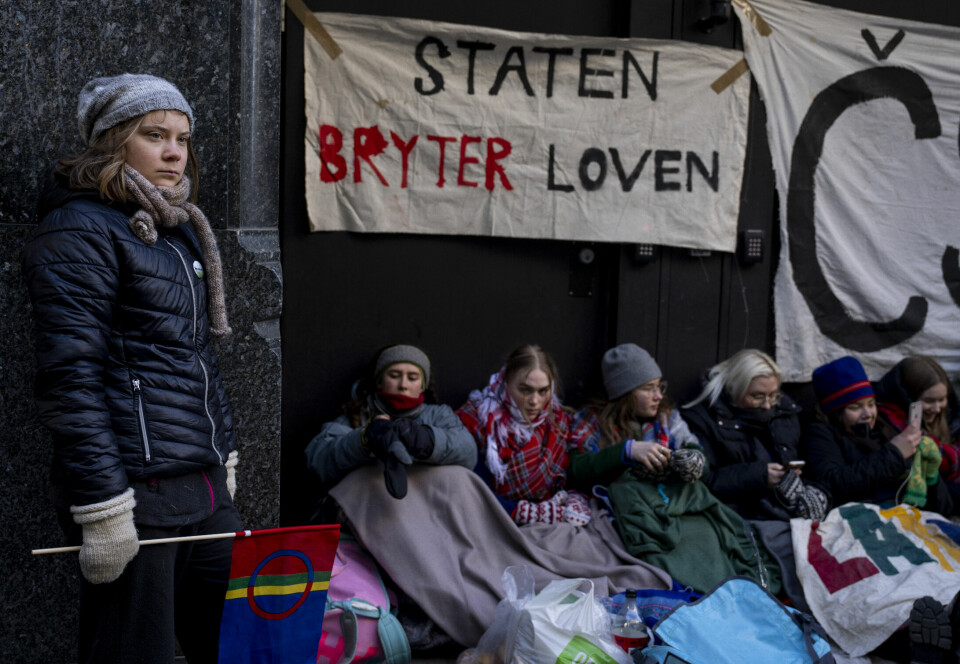 Greta Thunberg (t.v.) sluttet seg til aksjonistene som demonstrerte mot vindturbinene på Fosen 1. mars i år. – Vi kan ikke akseptere at det pågår et menneskerettighetsbrudd i landet vårt. Vi kan heller ikke ha en politikk som legger til rette for menneskerettighetsbrudd, sier Maja Kristine Jåma i Sametingsrådet.