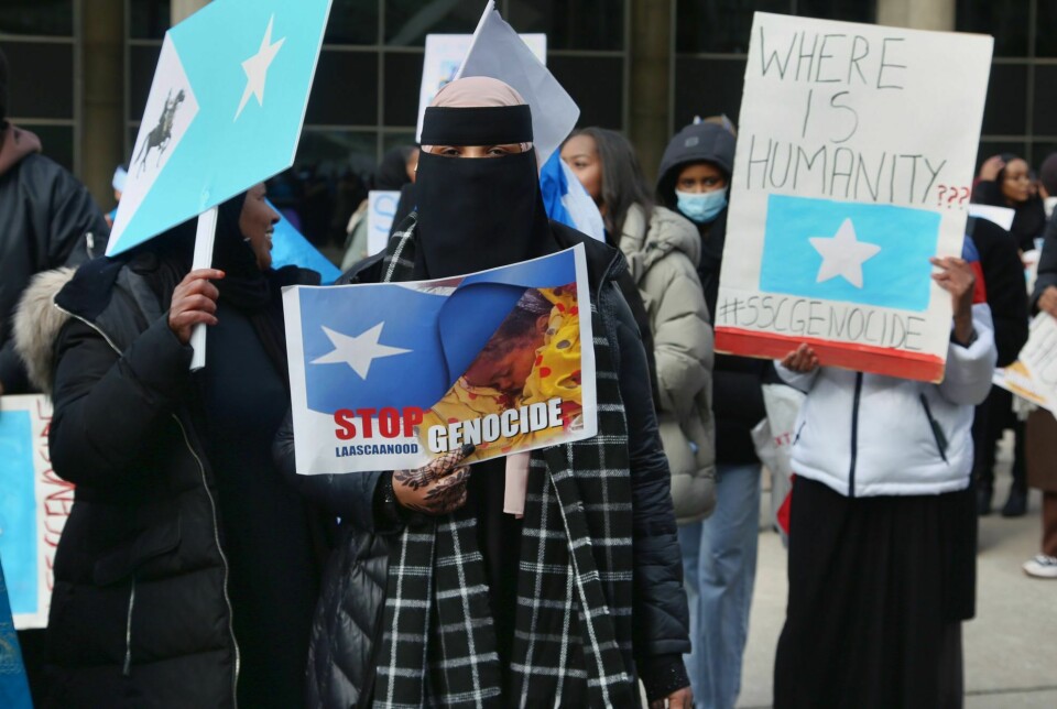 Mange steder i verden har somaliere i diasporaen samlet seg for å protestere mot den nye voldsbølgen i Las Anod-området i Somaliland. Her er det demonstranter i Toronto i Canada 19. februar i år som beskylder utbryterrepublikkens ledere for å stå bak et folkemord.