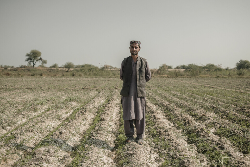 Abdul Rahzid, en grunneier utenfor Sanghar, er bekymret for at han ikke lenger har nok arbeid til dem som jobber for ham.