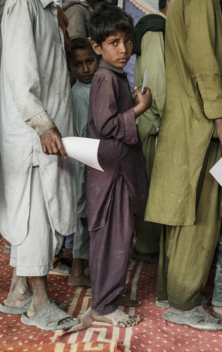 En pojke står i kö för att få ut mediciner på en mobil klinik som drivs av International Rescue Committee. Mycket av infrastrukturen förstördes i Sindh-provinsen till följd av översvämningarna. Samhällsservicen var redan innan monsunen inte adekvat enligt de boende i området men nu är det ännu värre menar de som NORAD pratat med.All Rights ReservedJacob Zocherman 2022