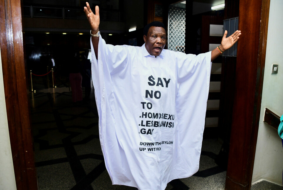 Parlamentsmedlem John Musira kledde seg i en anti-homofili-drakt under gårsdagens debatt om et nytt lovforslag mot homofili i parlemantsbygningen i Kampala, Uganda.