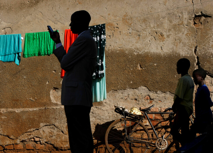 Over tre milliarder mennesker har fortsatt ikke internett-tilgang, og de fleste av disse er kvinner og jenter, ifølge FN. Illustrasjonsbildet viser en statlig tjenestemann i den uformelle bosettingen Kachuf i Masaka-distriktet, Sør-Uganda.