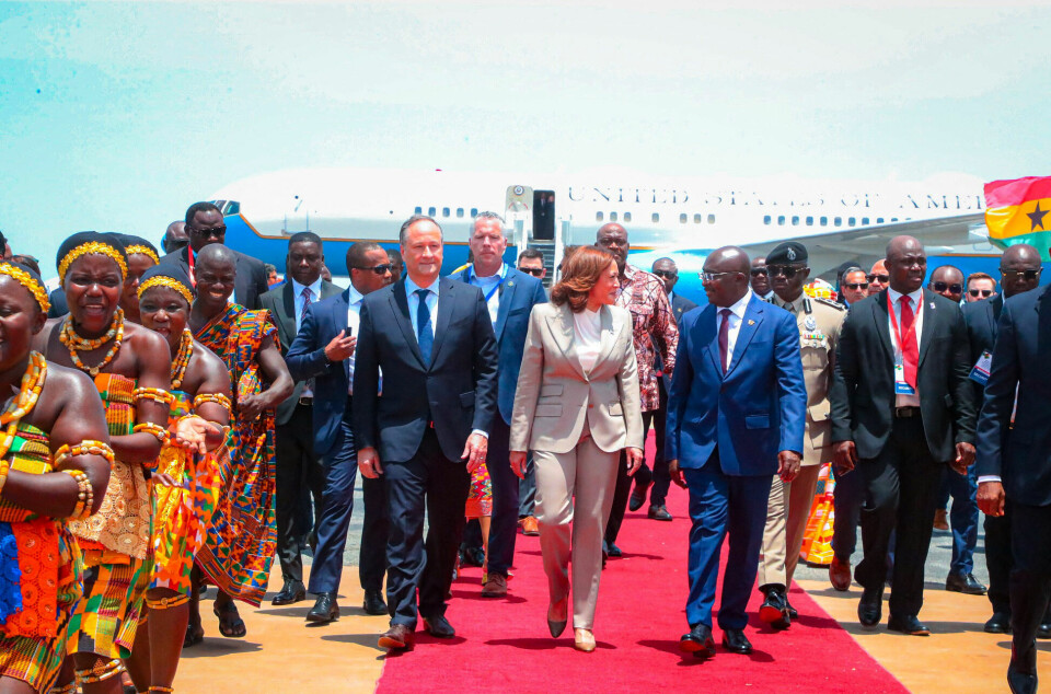 USAs visepresident Kamala Harris er i Afrika denne uka og landet i går i Ghana hvor hun ble ønsket velkommen av Ghanas visepresident Mahamudu Bawumia. Mannen til høyre er Doug Emhoff som er gift med Harris.