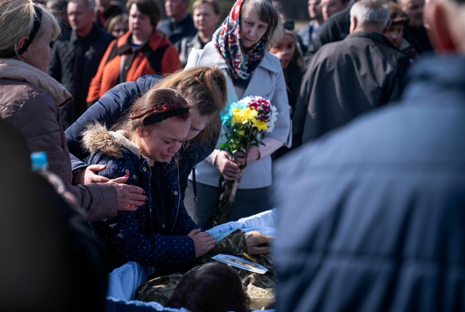 Russlands invasjon av Ukraina har ført til store humanitære lidelser, men har ifølge Amnesty International avdekket hvordan vestlige land har et selektivt syn på menneskerettigheter. Her sørger slektninger ved kisten til en ukrainsk tjenestemann som mistet livet i kampene, 22. mars i år.