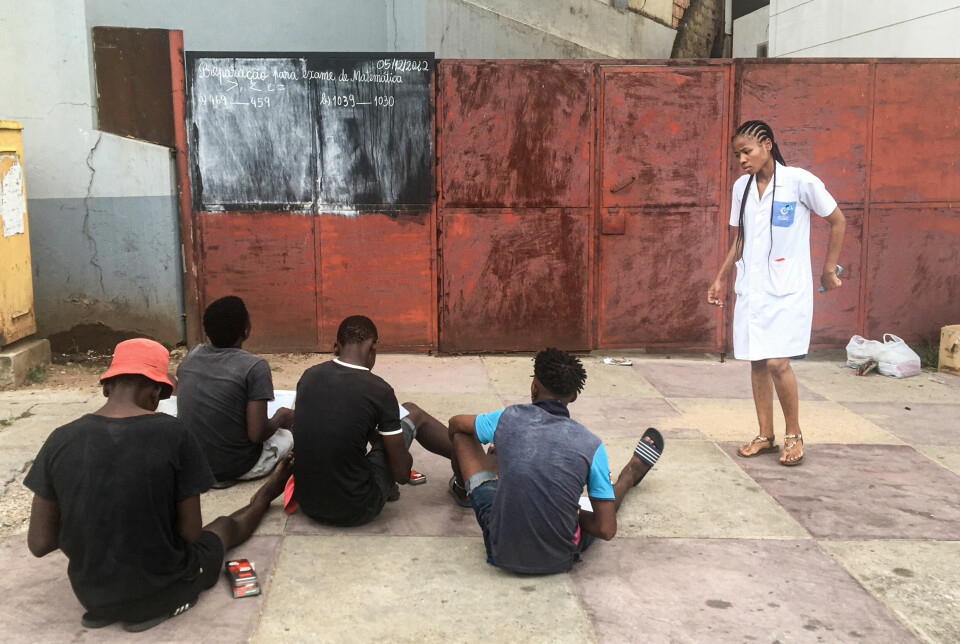 I sentrum av Maputo har et knippe ungdommer samlet seg rundt Catarina Sive. Læreren håper å bidra til at noen av de 2,4 millioner barna som ikke går på skole i Mosambik, får en utdanning.