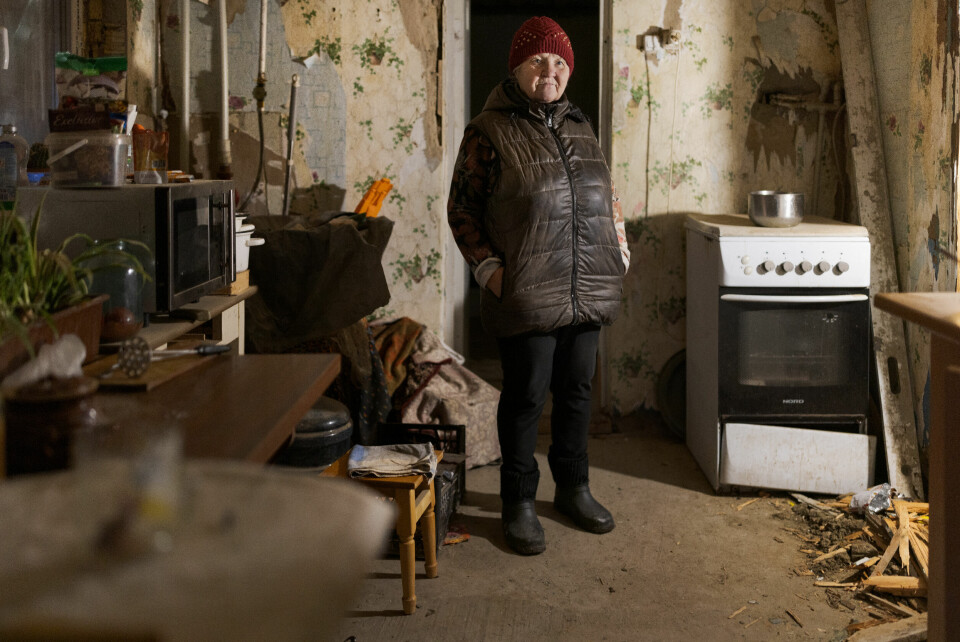 Galina Zabarilo (70) står inne på kjøkkenet sitt. Huset har store skader etter Russlands invasjon av byen.