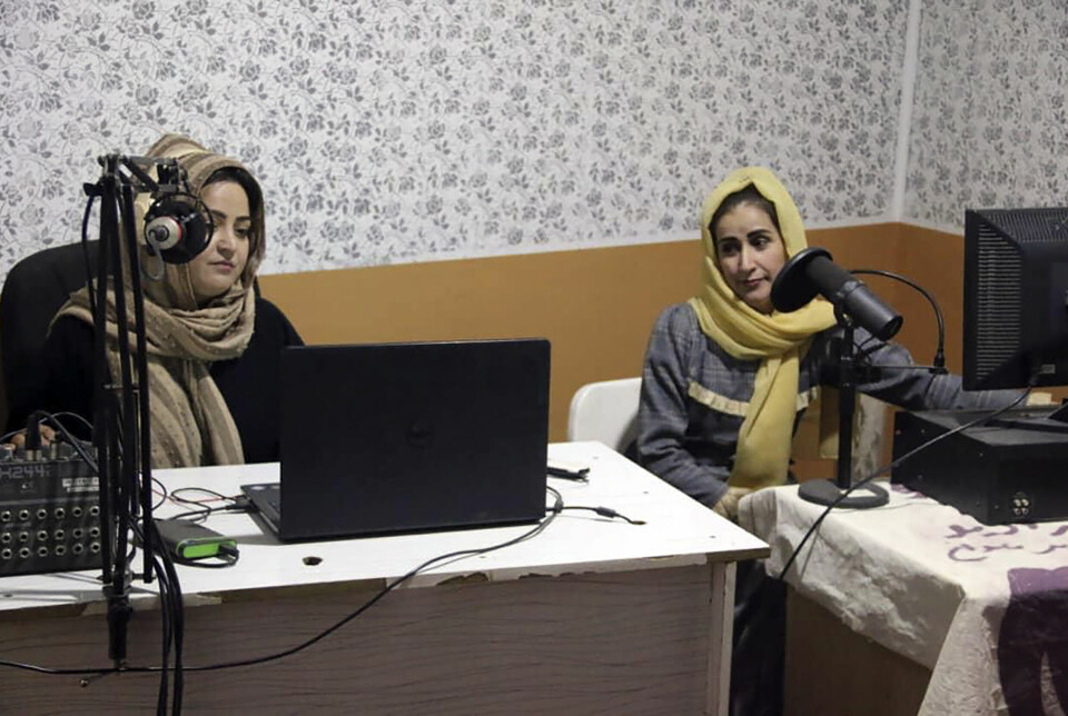 Radiostasjonen Sadai Banowan – som betyr kvinners stemme på dari – anklages for å ha brutt Taliban-styrets lover en rekke ganger ved å kringkaste sanger og musikk under den muslimske høytidsmåneden ramadan.