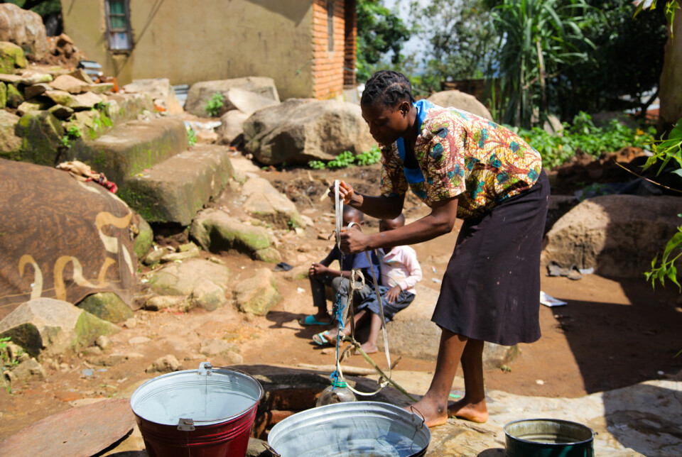 Fanny Maloya (25) henter rent vann i nærheten av huset.