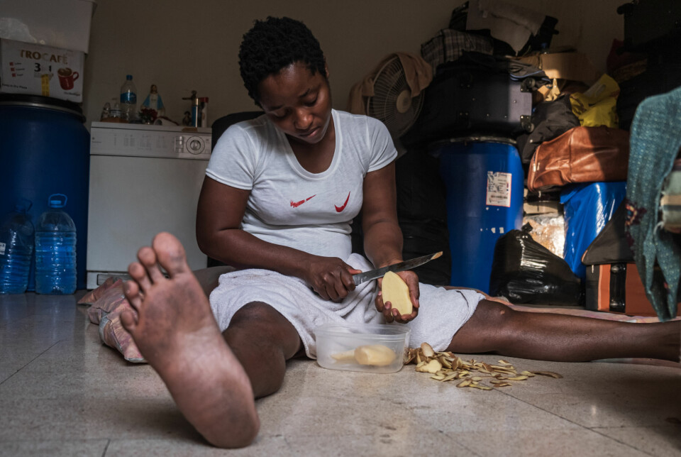 Elizabeth (20) forteller av oppveksten i Benin var tøff, men at situasjonen i Libanon er verre. I dag skal hun og søsteren spise potet til middag.