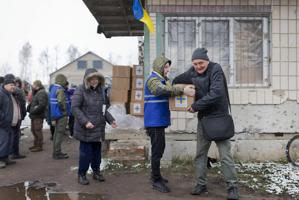 Hjelpeorganisasjonen Caritas deler ut matkasser til rammede i Kyiv-regionen. Den pensjonerte ingeniøren Leonid Shchyrin (69) mottar en kasse med mat.