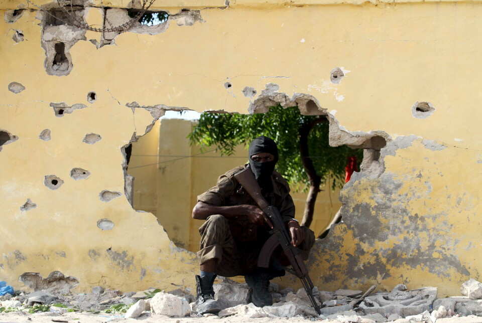 Afrika sør for Sahara er den eneste regionen i verden hvor terrorisme økte i 2021, ifølge Global Terrorism Index. Her er en somalisk soldat på åstedet for et selvmordsangrep utført at den militante gruppen al-Shabaab i Mogadishu i 2015.