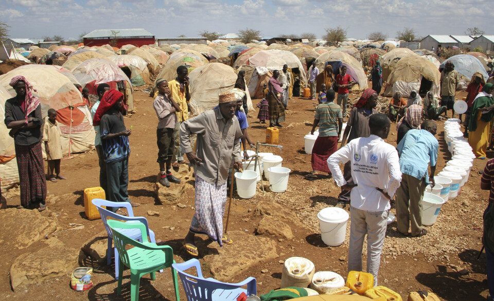 Fordrevne somaliere samles ved siden av et vannpunkt ved en leir i Baidoa i Somalia i 2019. Mat- og vannmangel er vedvarende problem i Somalia og flere afrikanske land. Men det er også et problem at hjelpeorganisasjonene ofte tallfester omfanget av kriser på veldig tynt grunnlag, mener den danske analytikeren Alexander Kjærum.