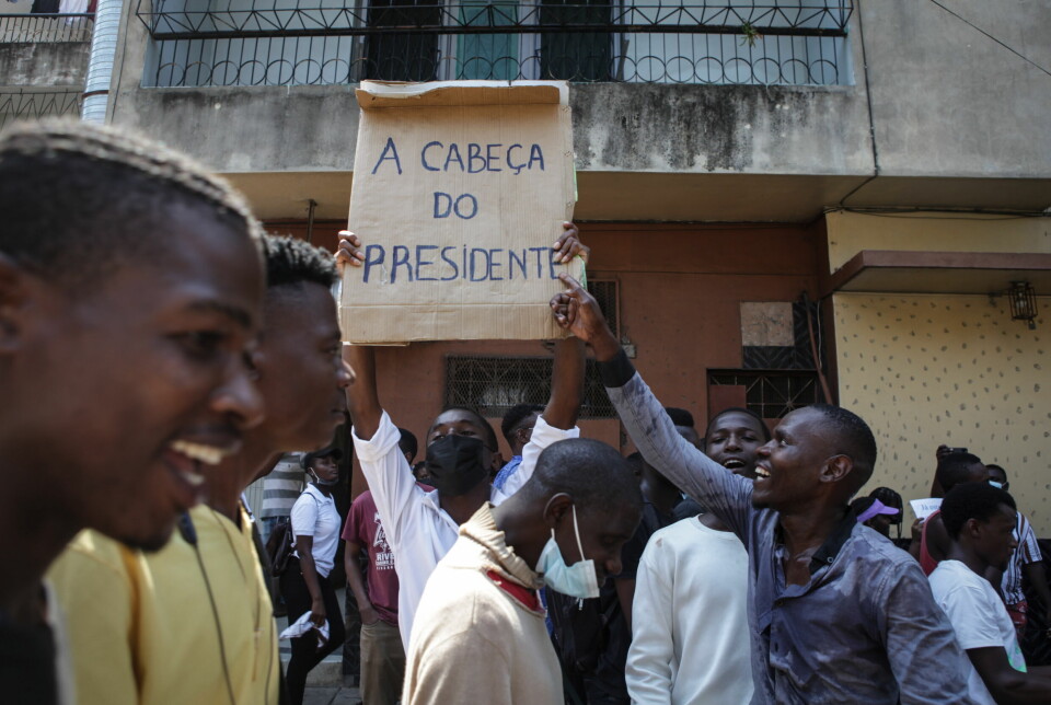 En plakat med slagordet «presidentens hode» ble løftet under en demonstrasjon i Maputo, Mosambik, 18. mars 2023. Politistyrker har brukt tåregass mot demonstranter som organiserer seg for å hedre den avdøde regjeringskritikeren og rapperen Azagaia.