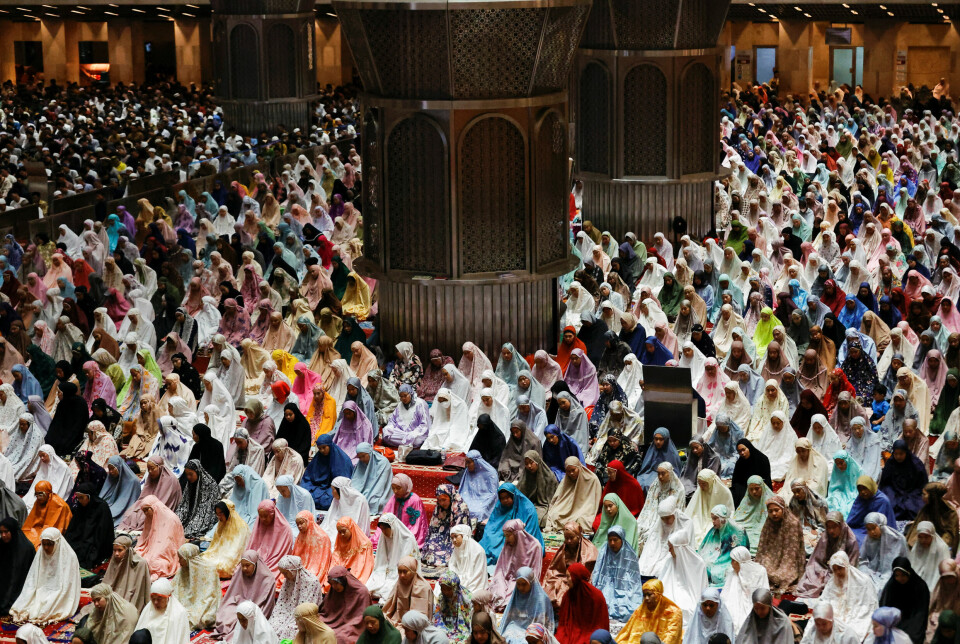 Muslimske miljøvernere oppfordrer trosfeller verden over til å bruke ramadan til å reflektere over samspillet i naturen. Målet er at ramadan skal bli grønnere ved at det blant annet brukes mindre plast, vann, og ved å reise mer miljøvennlig og å redusere matsvinn. Her fra bønn i Istiqlal- moskeen i Indonesia.