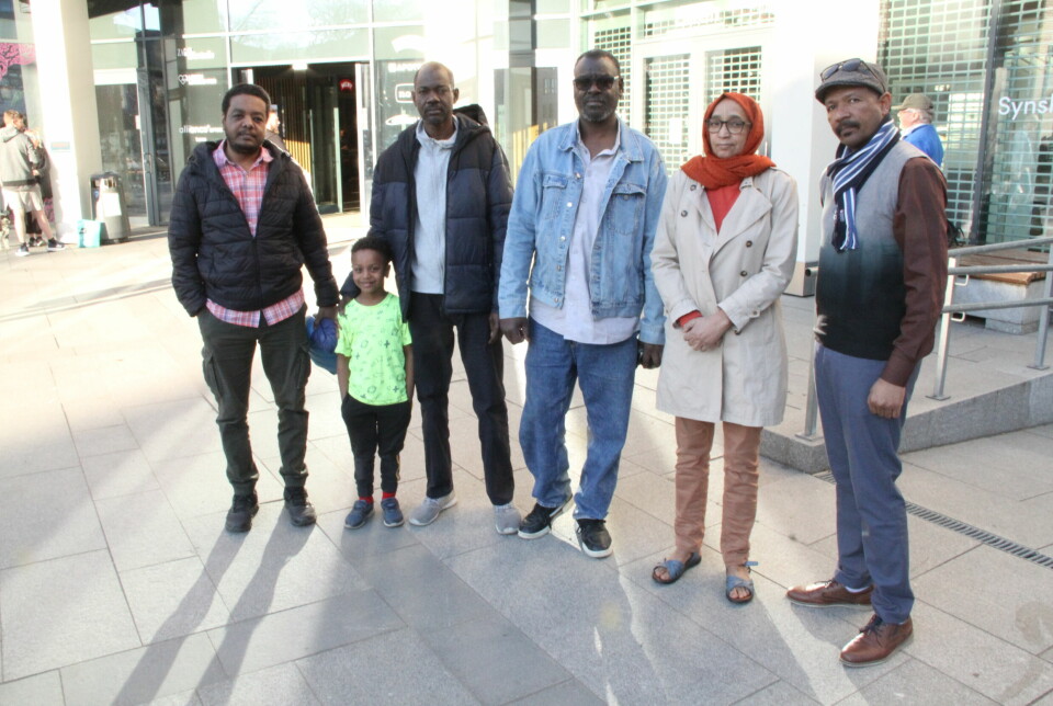 Representanter for det norsksudanske miljøet oppfordrer Norge til å få med seg andre land for å legge press på krigførende parter i Sudan. Fra venstre Sami Satti med sønnen Yousif (6), Fakhreldin Ibrahim Tahir, Morton Zakaria, Amina Issa og Hisham Yousif.
