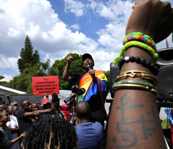 Demonstrasjon i Pretoria, Sør-Afrika, mot anti-homofililoven i Uganda. Mens Uganda regnes for å være blant verdens verste land å være homofil i, fikk Sør-Afrika allerede i 1996, som første land i verden, en grunnlov der det er ulovlig å diskriminere på bakgrunn av legning.