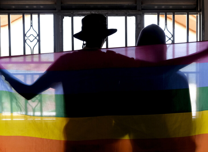 Et homofilt par i Uganda gjemmer seg innendørs bak et Pride-flagg 25. mars, få dager etter at landets parlament gikk inn for et enda strengere lovverk mot seksuelle minoriteter og kjønnsminoriteter.