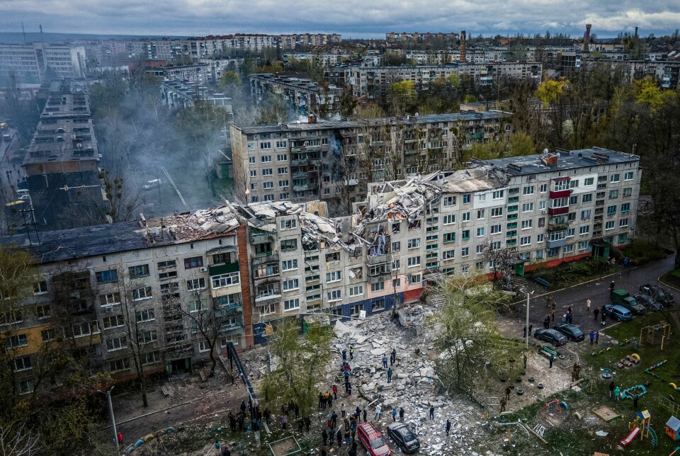 Redningsarbeid etter boligblokker ble bombet i den øst-ukrainske byen Sloviansk 14. april. Minst fem mennesker mistet livet i angrepet, og angrepet ga nye boligødeleggelser på toppen av krigsødeleggelser, som Verdensbanken anslo å være 135 milliarder dollar etter ett år med krig.