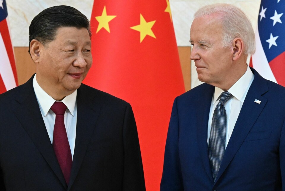 Avmålt stemning mellom Kinas president Xi Jinping og USAs president Joe Biden under G20-møtet på Bali i fjor høst. Forholdet mellom USA og Kina er stadig mer preget av stormaktsrivalisering. Amerikanerne mener at Kina får fordeler av sin status som utviklingsland og amerikanske politikere vil nå at USA aktivt skal arbeide for at Kina mister den statusen.