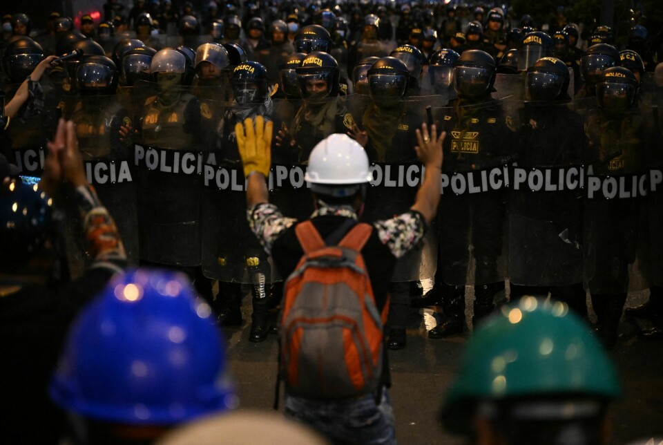 Menneskerettsorganisasjonen Human Rights Watch anklager landets sikkerhetsstyrker for utenomrettslige og vilkårlige drap, samt flere andre overgrep. Her møter demonstranter politiet under en protest i Lima 4. februar i år.