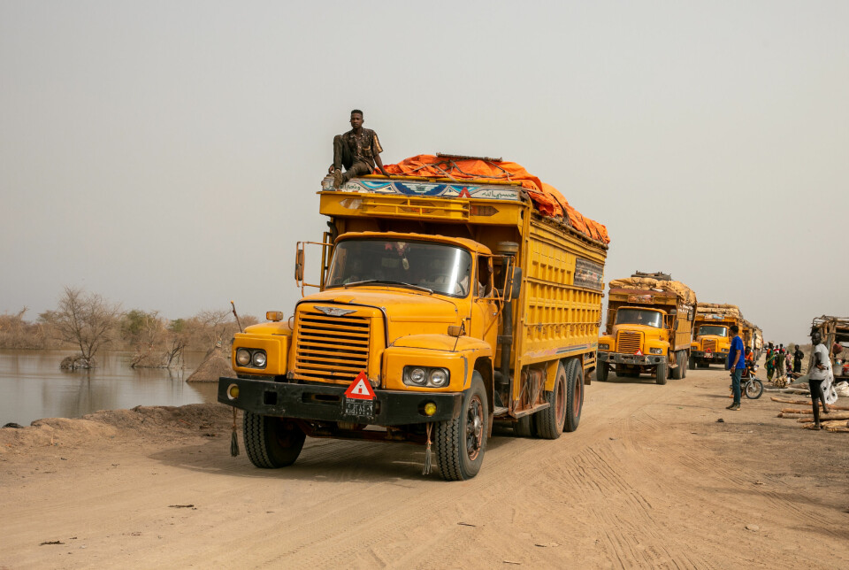 Lastebilkolonne fra Sudan med matvarer til flomrammede Bentui i det nordlige Sør-Sudan. Nå stenger kamphandlingene i Sudan denne muligheten.